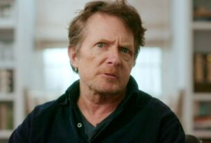 Michael J. Fox traz vibrações de volta ao futuro ao participar de uma apresentação emocionante do Coldplay