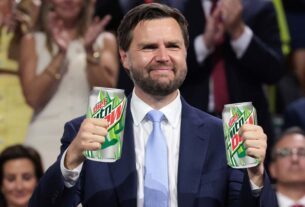 O vice-presidente de Trump conecta Mtn Dew e racismo diante de uma multidão confusa