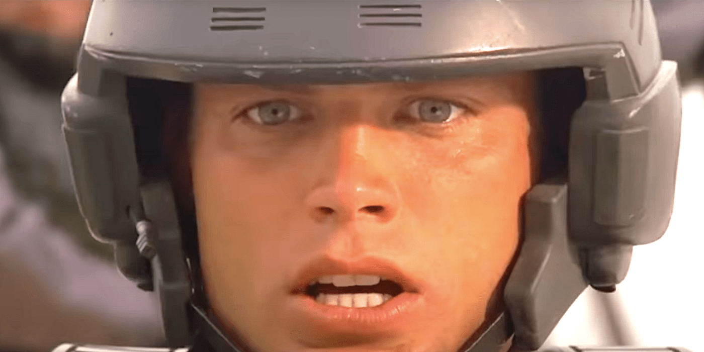 Elenco de Starship Troopers se reúne ao lado de um inseto enorme em nova imagem 27 anos após o lançamento do clássico cult