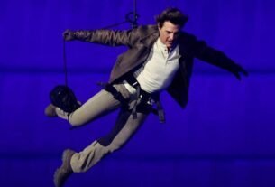 Tom Cruise encerra as Olimpíadas de 2024 com acrobacia de Missão Impossível