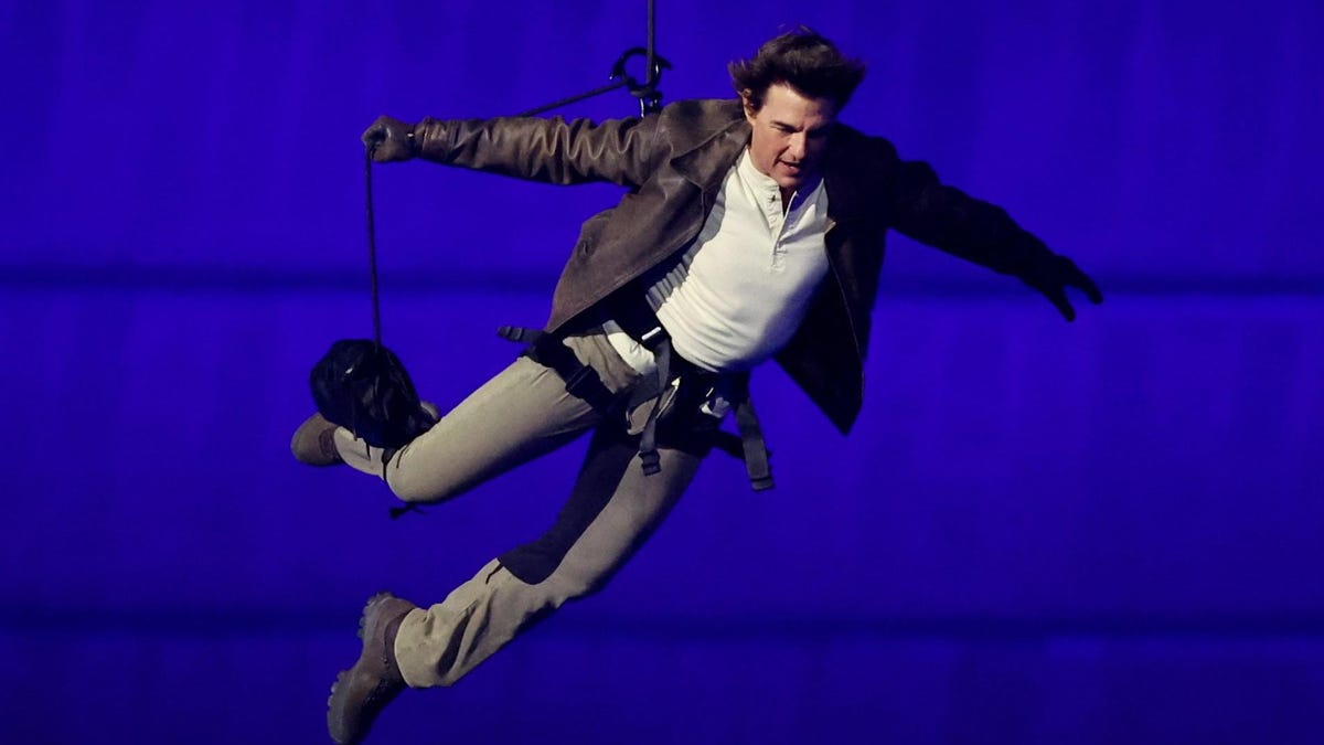 Tom Cruise encerra as Olimpíadas de 2024 com acrobacia de Missão Impossível