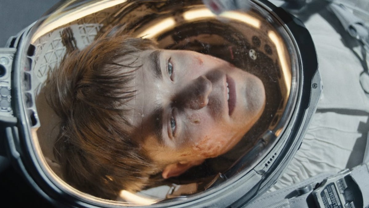 Trailer de Mickey 17 mata Robert Pattinson mais de uma dúzia de vezes