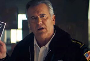 O primeiro programa de terror de Bruce Campbell em 6 anos já está sendo transmitido e é a continuação perfeita do Evil Dead