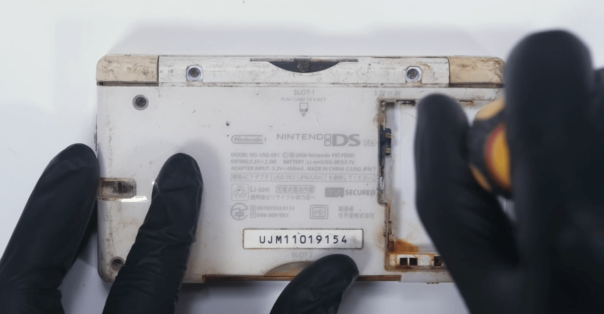 Assistir este YouTuber restaurar um GameBoy Color pode consertar você também