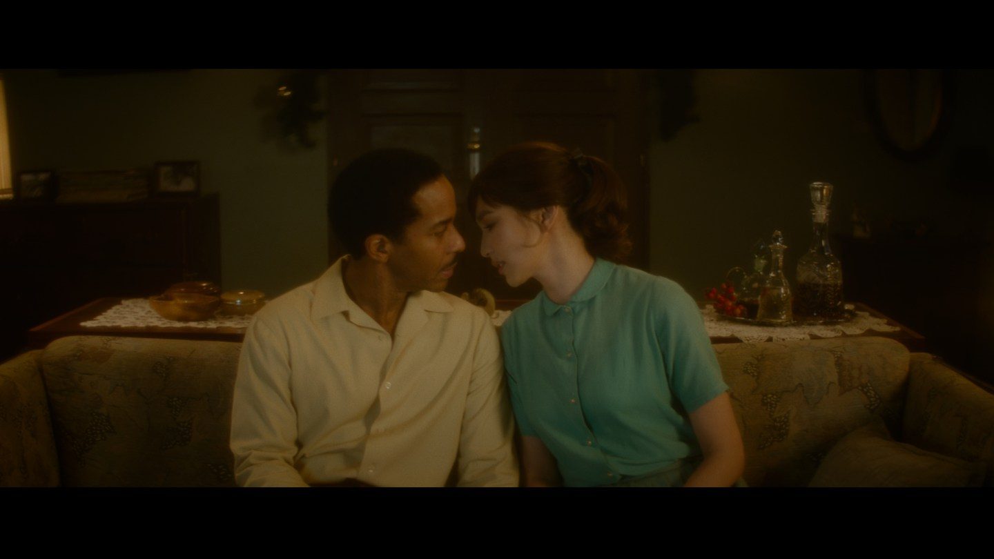 André Holland & Gemma Chan em drama de época opaco