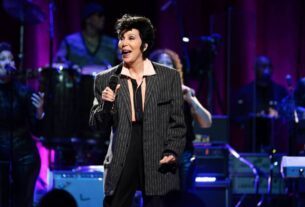 Cher se apresenta como Elvis, Alicia Keys homenageia Roberta Flack no Love Rocks