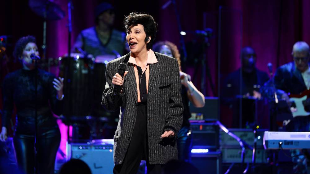 Cher se apresenta como Elvis, Alicia Keys homenageia Roberta Flack no Love Rocks