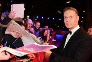 Estrela pornô Rocco Siffredi set para drama italiano 'azul'