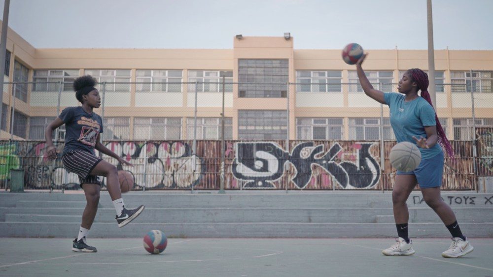 'Greek' Hoop Dreams 'segue jogadores de basquete feminino sem documentos