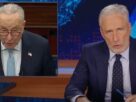 Jon Stewart bate Chuck Schumer por aprovar uma conta de gastos republicanos