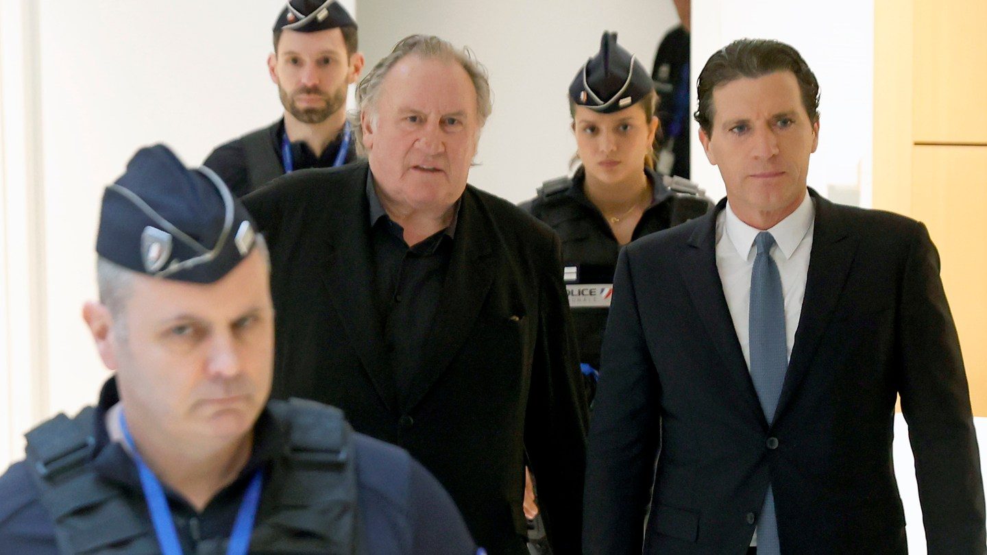Julgamento de agressão sexual de Gérard Depardieu começa