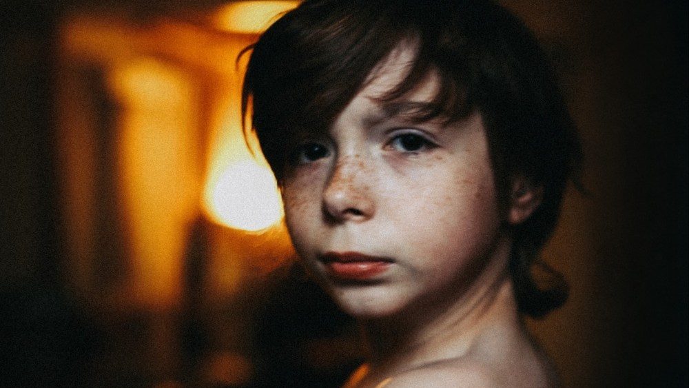 Retrato de um pré -adolescente vivendo na pobreza