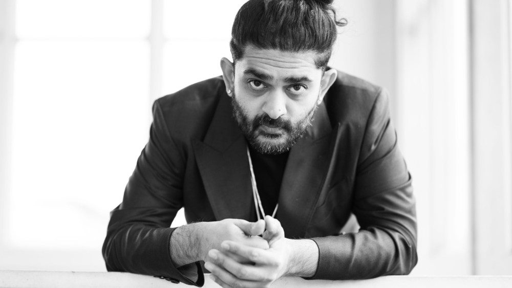 Sid Sriram define 'sivanar' sob nova música da Warner Music India