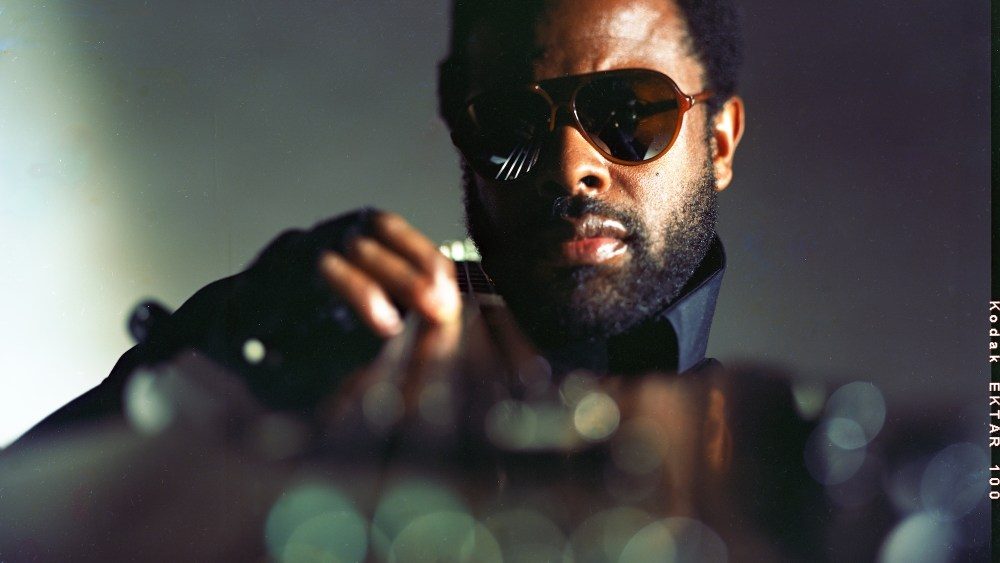 Adrian Younge em 'algo sobre abril iii', jazz está morto