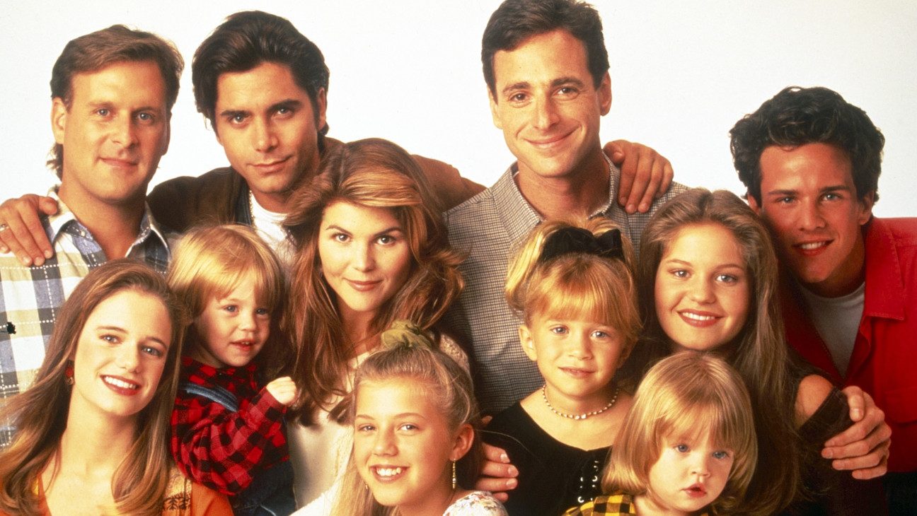 FULL HOUSE, top, from left: Dave Coulier, John Stamos, Bob Saget, Scott Weinger, bottom, from left: Andrea Barber, Blake Tuomy-Wilhoit, Lori Loughlin, Jodie Sweetin, Mary-Kate Olsen, Dylan Tuomy-Wilhoit, Candace Cameron Bure, 1993, 1987-1995. ph: Bob D'Amico /© ABC /Courtesy Everett Collection