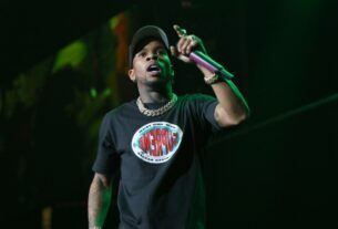 A equipe jurídica de Tory Lanez pede perdão após a prisão esfaqueada