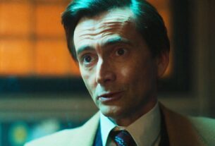 David Tennant aborda seu status de retorno na série Hulu com 95% de pontuação RT após o final do cliffhanger da 1ª temporada