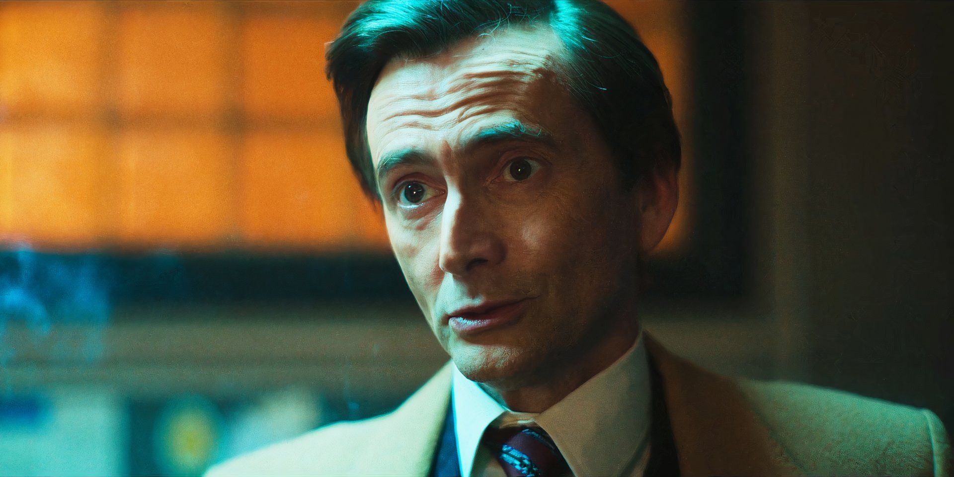 David Tennant aborda seu status de retorno na série Hulu com 95% de pontuação RT após o final do cliffhanger da 1ª temporada