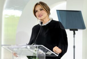 Mariska Hargitay rasga a estréia de Cannes de 'My Mom Jayne'