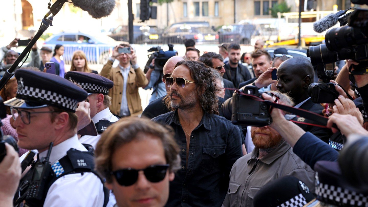 Russell Brand aparece no Tribunal de Londres por acusações de estupro