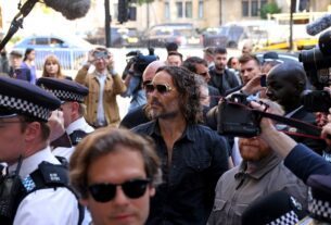 Russell Brand se declara inocente de estupro no Reino Unido, acusações de agressão sexual