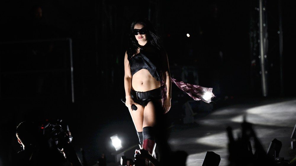 Charli XCX Burns 'Brat' Down durante o conjunto de Glastonbury