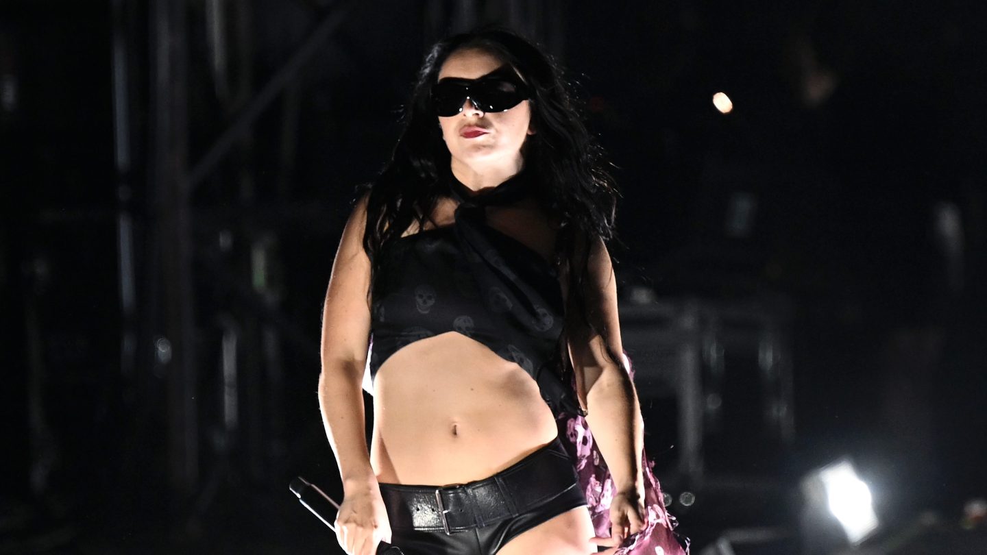 Charli XCX Burns 'Brat' no conjunto de Glastonbury embalado