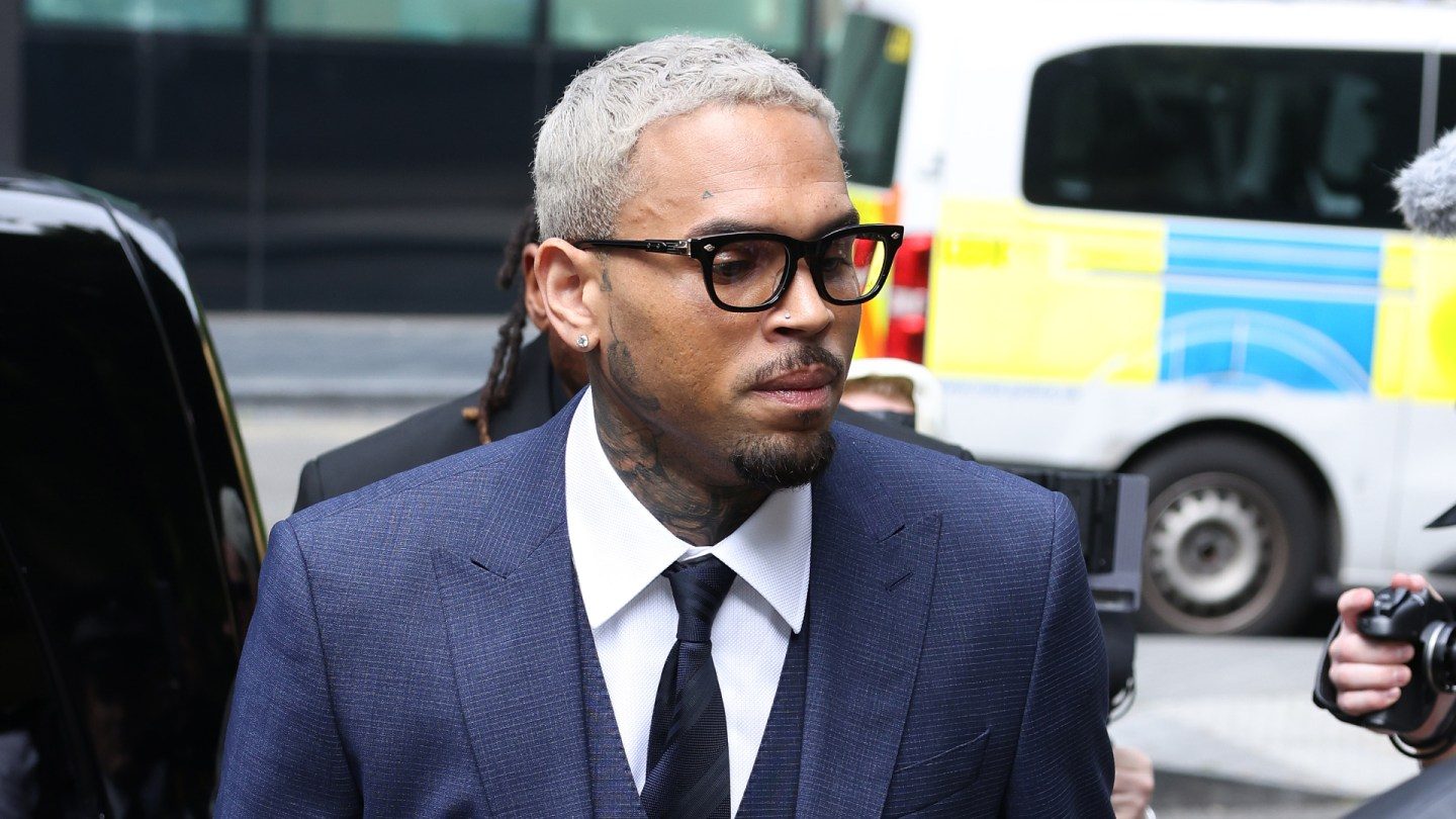 Chris Brown se declara inocente de cobrança de agressão no Reino Unido