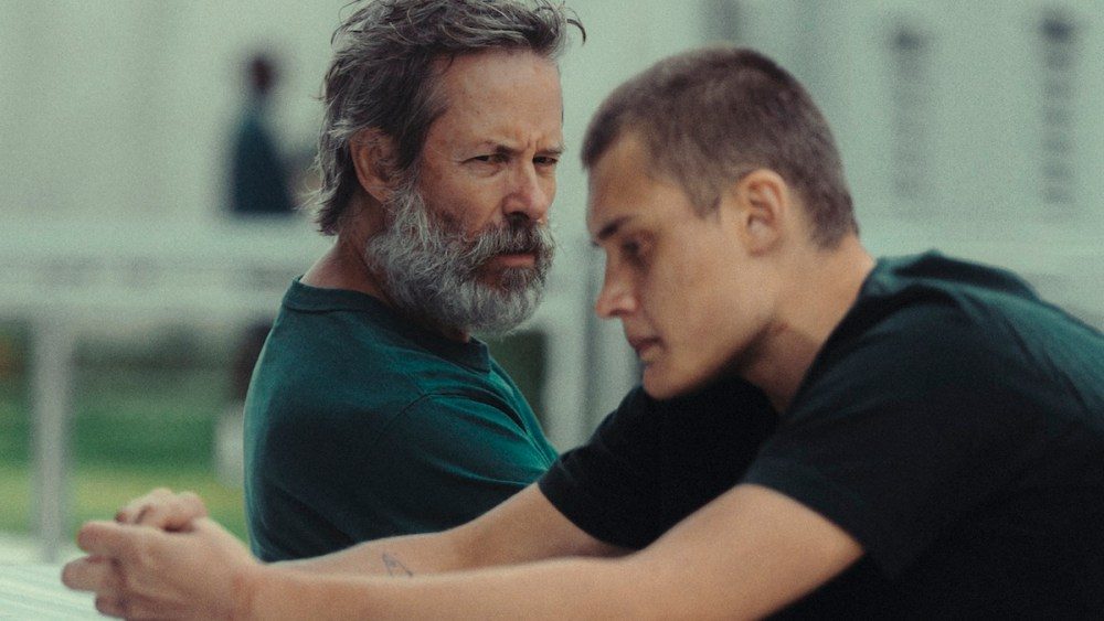 Guy Pearce e Cosmo Jarvis em um conto de prisão australiana