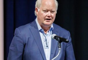 Ícone de publicidade do FX John Solberg para partir depois de quase 30 anos