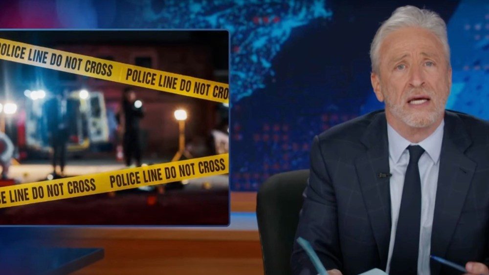 Jon Stewart dá monólogo furioso sobre mortes de parlamentares de Minnesota