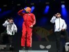 Kneecap leva o canto 'f- keir starmer' em Glastonbury