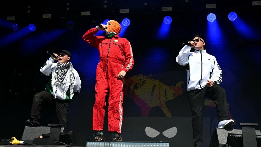 Kneecap leva o canto 'f- keir starmer' em Glastonbury