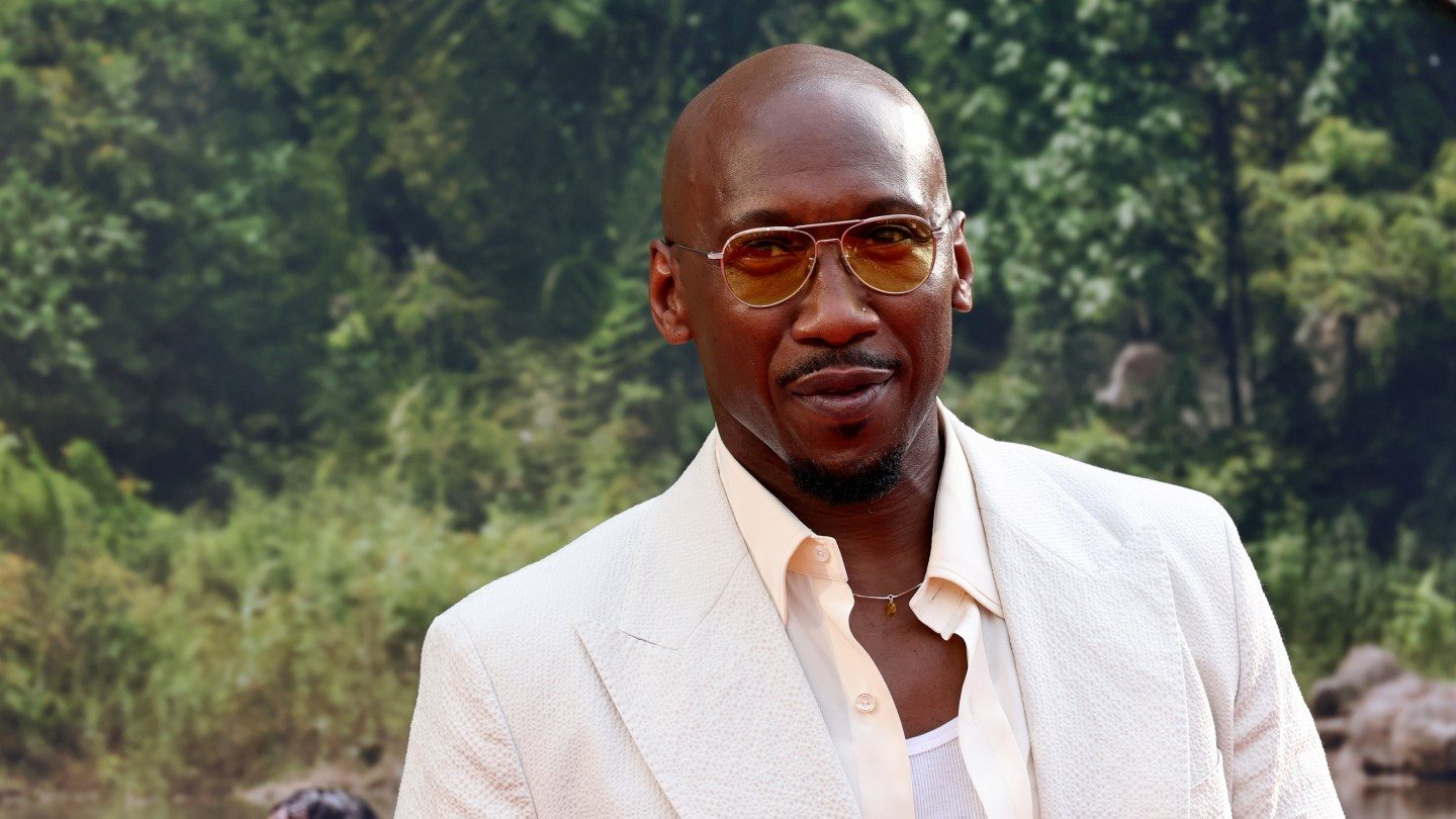 Mahershala Ali diz que 'não sabe onde está a Marvel' com Blade