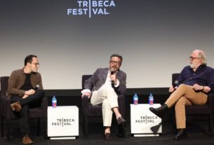 Marc Maron ao terminar seu podcast, sendo responsável por seus ouvintes