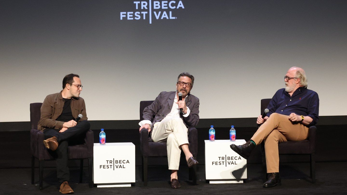 Marc Maron ao terminar seu podcast, sendo responsável por seus ouvintes