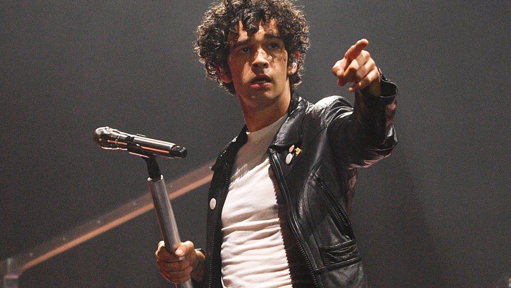 Matty Healy, da década de 1975, diz 'não precisamos de mais política' em Glastonbury