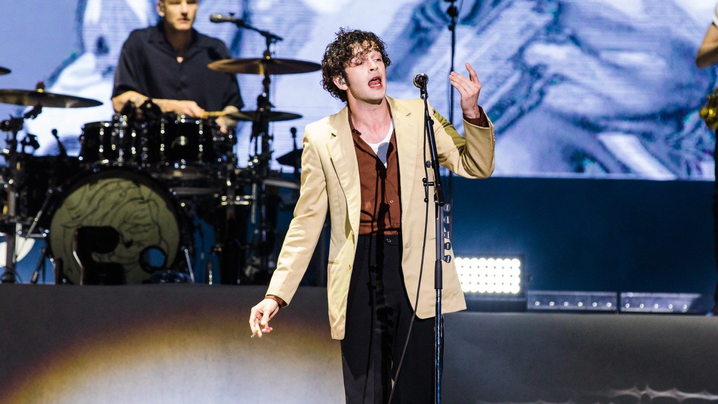 Matty Healy fica sincero à medida que o título de Glastonbury de 1975
