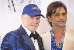 Mike Love presta homenagem a Brian Wilson no Evento do Hall da Fama do Songwriters