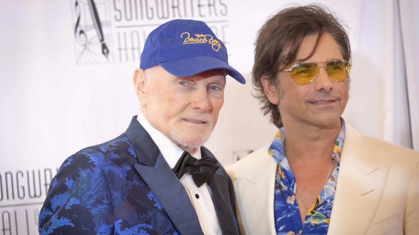 Mike Love presta homenagem a Brian Wilson no Evento do Hall da Fama do Songwriters