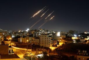 Os ataques de mísseis de Israel-Iran dominam a cobertura global da mídia