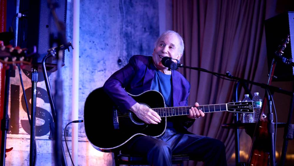 Paul Simon cancela os shows devido à 'dor crônica e intensa nas costas'