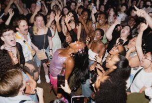 Rachel Chinariri atira em multidão - incluindo Adele - no LA Show