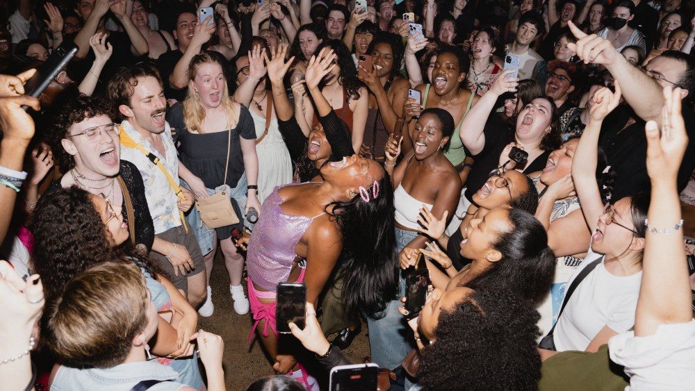 Rachel Chinariri atira em multidão - incluindo Adele - no LA Show