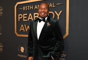 Roy Wood Jr. zomba da Casa Branca, CNN e Patti LuPone no Peabody Awards
