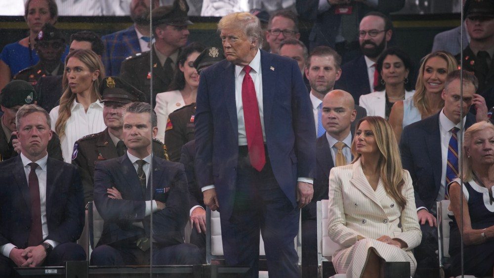 Trump estava sendo trollado com o "filho da sorte" de Creedence no desfile?