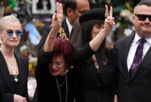 A família de Ozzy Osbourne lamenta com fãs em procissão fúnebre