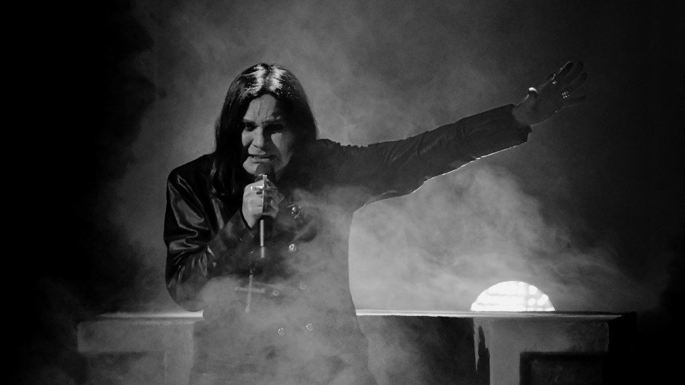 A tabela de álbuns de 'The Essential Ozzy Osbourne' após sua morte