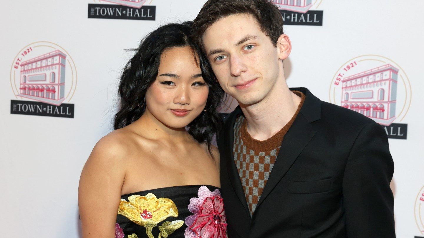 Andrew Barth Feldman para substituir Darren Criss em 'talvez feliz final'