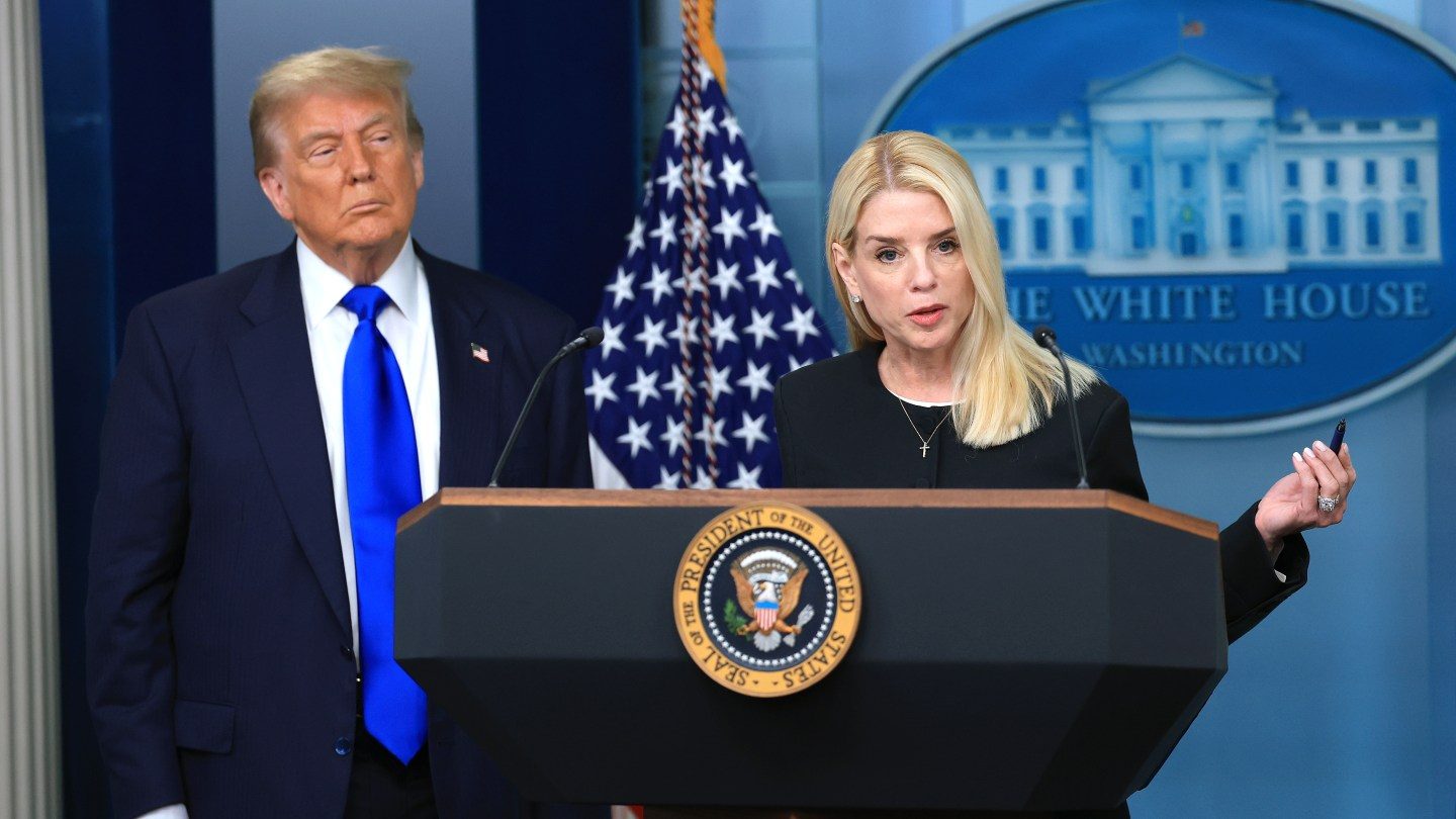 Como os arquivos de Epstein teorias conspiracistas se extraem de filmes de Hollywood